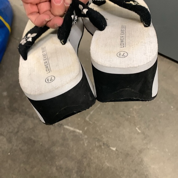 Lower East Side Black and white Floral Wedge thong Sandals - Picture 4 of 6